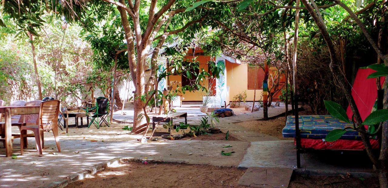 Little Bay Arugam Bay Hostel Buitenkant foto