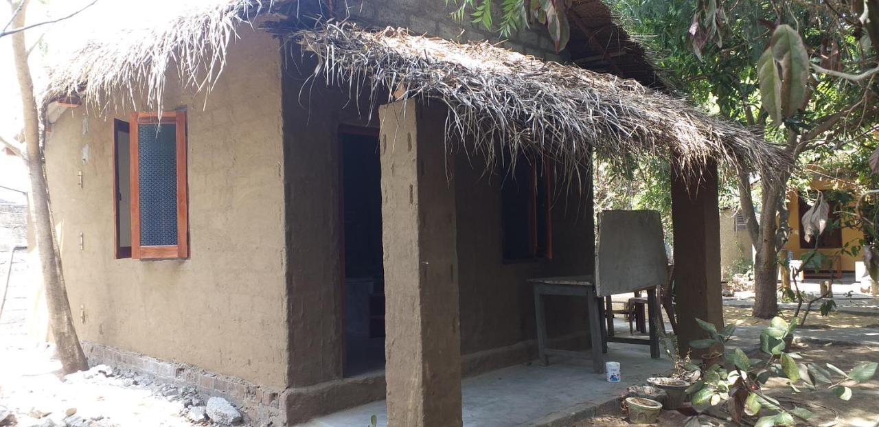 Little Bay Arugam Bay Hostel Buitenkant foto