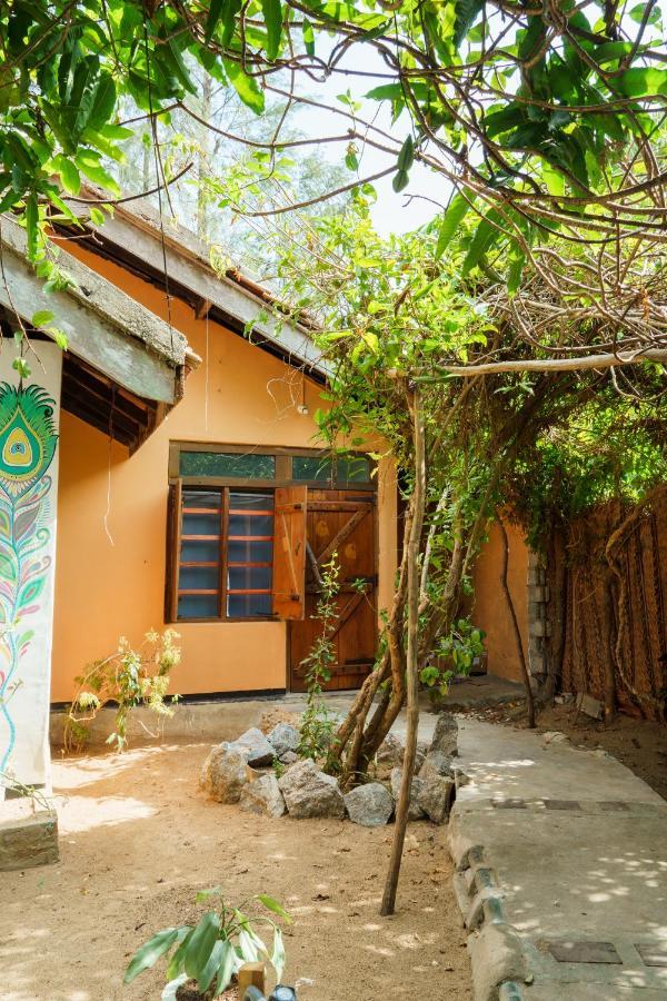 Little Bay Arugam Bay Hostel Buitenkant foto